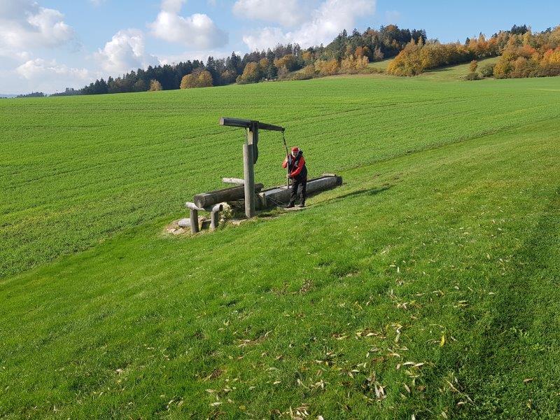 historická dřevěná pumpa