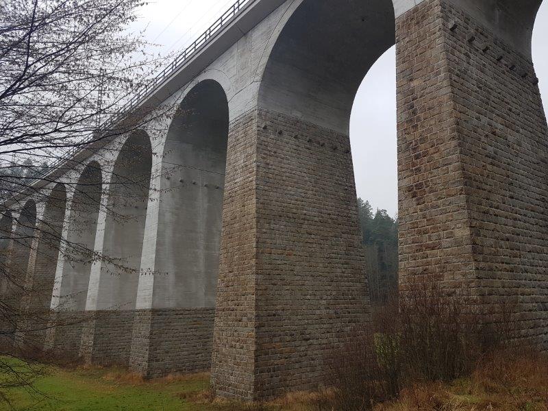 velký železniční viadukt Kutiny