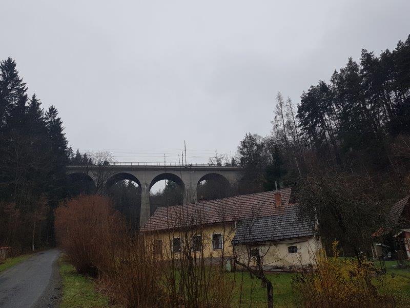 malý železniční viadukt Kutiny