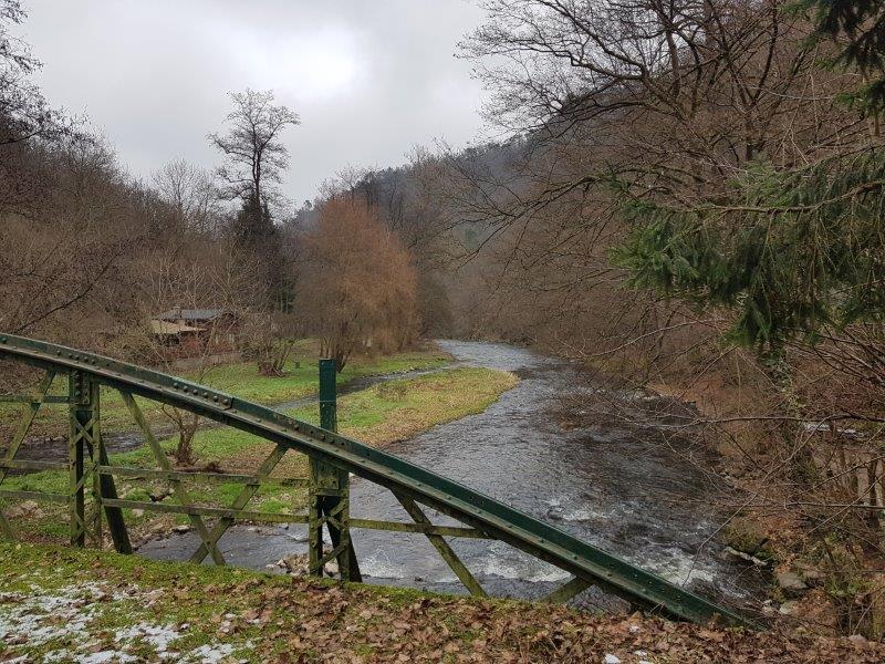 z Velké skály do údolí řeky Oslavy